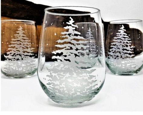 Christmas Tree Etched Stemless Wine Glasses from Etsy.com Christmas Glass Etching Ideas, Stemless Wine Glasses Diy, Wine Glasses Diy, Unique Wine Glasses, Engraved Wine Glasses, Etched Wine Glasses, Diy Wine Glasses, Wedding Wine Glasses, Handmade Personalized Gifts