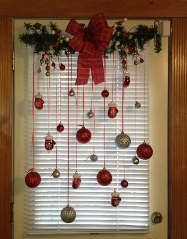 Christmas back door Diy Christmas Decor, Classic Christmas Decorations, Christmas Apartment, Easy Christmas Decorations, Diy Christmas Decorations Easy, Easy Christmas Diy, Christmas Decor Ideas, Vintage Christmas Decorations, Christmas Door