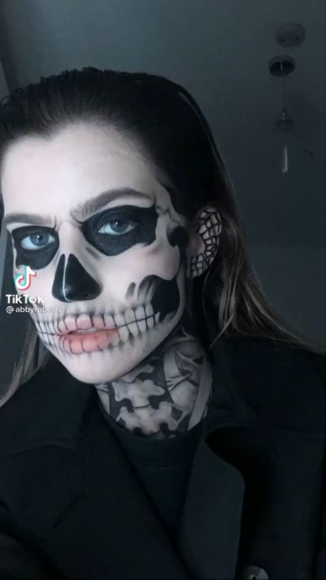 Skull Makeup American Horror Story, Skull Neck Makeup, Neck Skeleton Makeup, Skeleton Teeth Makeup, Skeleton Make Up Aesthetic, Skeleton Body Art, American Horror Story Skull Makeup, Skeleton Makeup Tate, Evan Peters Skull Makeup