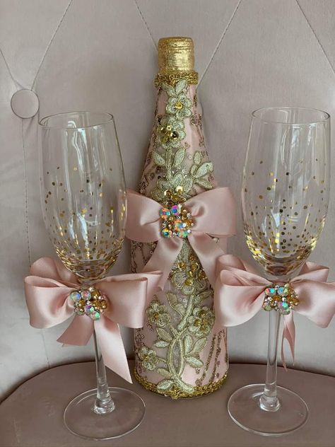 Quince Copas Diy, Quinceanera Wine Glasses Ideas, Quince Copas Ideas, Quince Cups Ideas, Quince Champagne Glasses, Quince Cups, Rose Gold Quinceanera Theme, Champagne Quinceanera Theme, Sweet 15 Decorations