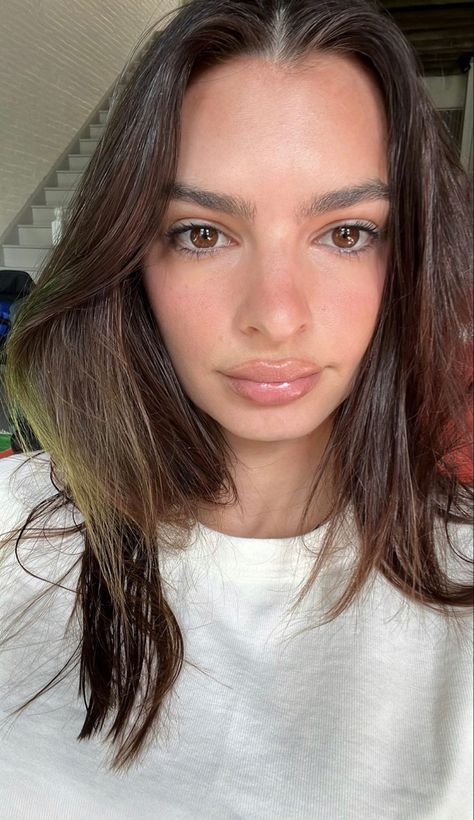 Emily Ratajkowski Makeup, Emily Ratawosky, Emrata Instagram, Pink Chanel Bag, Emily Ratajkowski Outfits, Lips Inspiration, Wave Spray, Smooth Legs, Pink Chanel