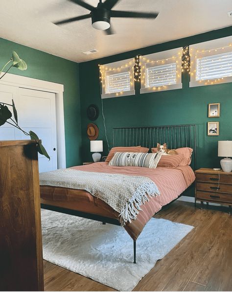 Emerald Green Bedroom Walls, South Western Bedroom, Emerald Green Bedroom Ideas, Emerald Green Bedroom, Emerald Bedroom, Green Bedroom Paint, Emerald Green Bedrooms, Black Walls Bedroom, Green Bedroom Walls