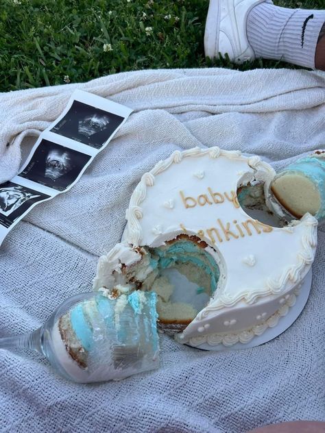 Pregnancy Announcement Pictures, Simple Gender Reveal, Raphael Veiga, Pregnancy Announcement Photoshoot, Baby Announcement Photoshoot, Pregnancy Gender, Cute Pregnancy Pictures, Idee Babyshower