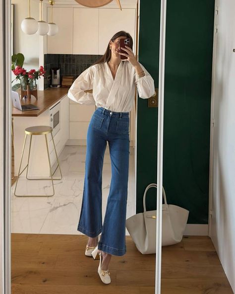 6 Elegant Jeans Outfits to Add to Your Autumn Repertoire | Who What Wear UK Jeans Blouse Outfit, White Blouse Outfit, White Denim Outfit, Flare Outfit, Denim Jeans Outfit, Flare Jeans Outfit, White Flared Jeans, Parisian Look, Look Jean