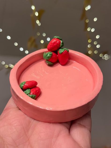 Cherry Clay Dish, Funky Trinket Dish, Strawberry Clay Tray, Red Clay Ideas, Strawberry Clay Art, Strawberry Ashtray, Small Air Dry Clay Ideas, Clay Crafts Ideas, Ideas For Clay