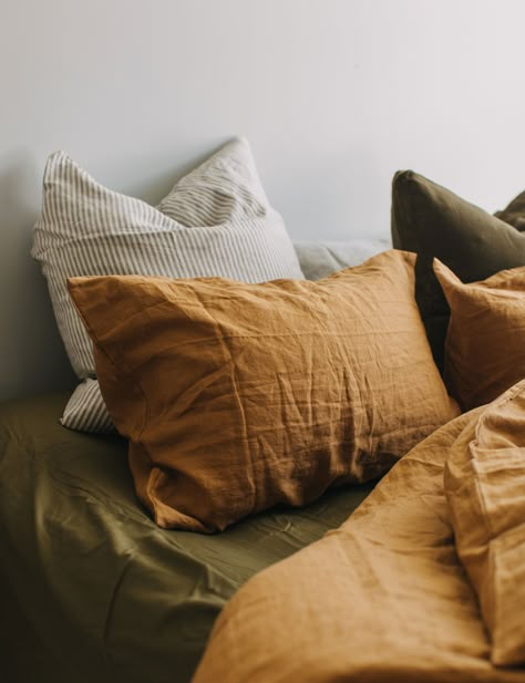 Why terracotta coloured linen is the new trend you need in your bedroom Terracotta Bedroom, Interior Vintage, Decor Studio, Linen Bedroom, Bed Sets, Ideas Bathroom, Cheap Decor, Bedroom Styles, At Home Store