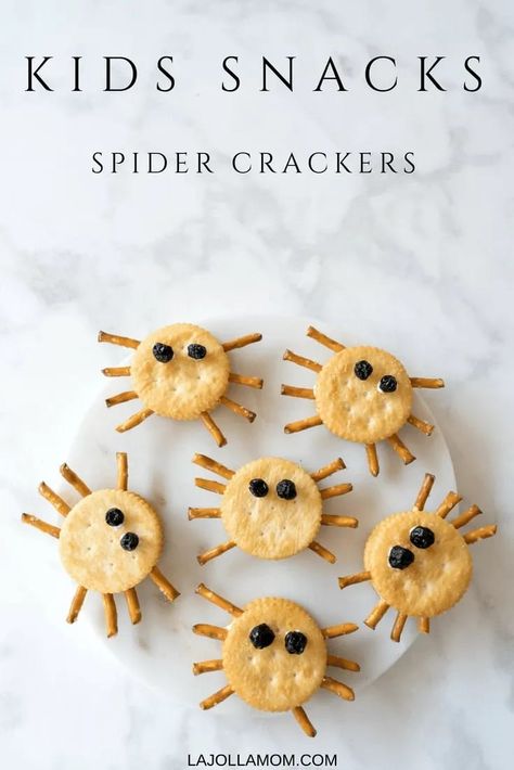 Looking for a healthy Halloween snack for kids? Try easy spider crackers with Ritz, pretzel sticks, cream cheese or nut butter, dried fruit. Halloween Snack For Kids, Healthy Halloween Food, Halloween Snacks For Kids, Kids Halloween Food, Healthy Halloween Treats, Healthy Halloween Snacks, Snack For Kids, Halloween Snack, Snacks For Kids