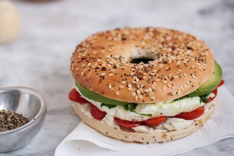 Healthy College Meals, Breakfast Nachos, Whole Wheat Bagel, Healthy Breakfast Sandwich, Egg Sandwich Breakfast, Breakfast Vegetables, Breakfast Sandwich Recipes, Weekday Breakfast, Bagel Sandwich