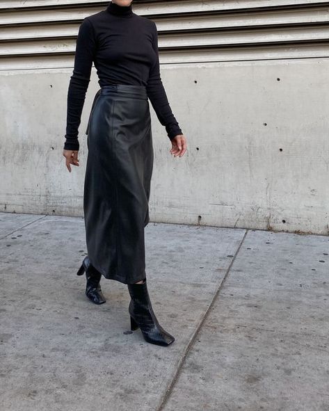 LEATHER SKIRT Leather Midi Skirt Outfit, Leather Skirt Outfit, Leather Midi Skirt, Rocker Style, Black Leather Skirts, All Black Outfit, Skirt Outfit, Autumn Outfit, Minimal Fashion