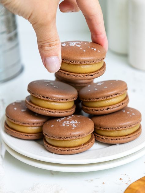 This thick caramel macaron filling is easy to make and only uses 6 ingredients! It's rich, buttery, and the perfect consistency for piping! Caramel Filling Recipe, Macaroon Filling, Macaroons Flavors, French Macaroon Recipes, Caramel Ganache, Macaron Filling, How To Make Caramel, Macaron Cookies, Caramel Frosting