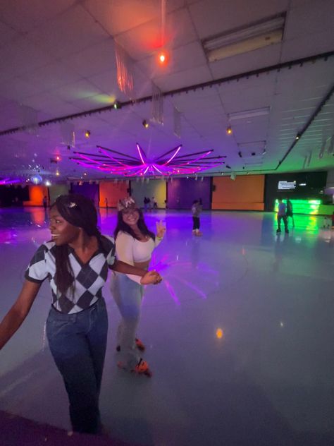 Roller Skating Dates, Roller Skating Date Aesthetic, Roller Skating Rink Aesthetic, Skating Rink Aesthetic, Roller Blading Aesthetic, Roller Skating Date, Bestie Dates, Skating With Friends, Skater Photoshoot