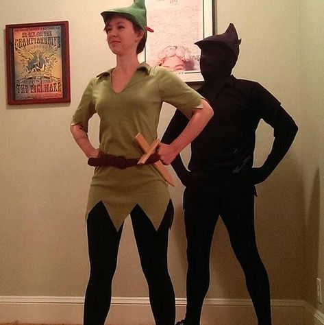 15 inspirações muito legais de fantasias de casal para o Carnaval | MdeMulher Disfarces Halloween Casal, Halloween Casal, Memes Costumes Ideas, Meme Ideas Costume, Two Person Halloween Costumes, Shadow Costume, Couple Halloween Costumes Meme, Carnaval Costume, Clever Halloween