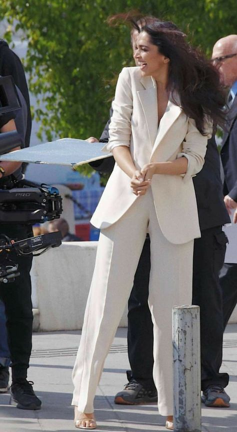 Deepika Padukone Outfits, Deepika Padukone Style, Celebrity Casual Outfits, Bollywood Hairstyles, Bollywood Outfits, Kurta Designs Women, Mode Casual, Classy Work Outfits, Blazer Outfits