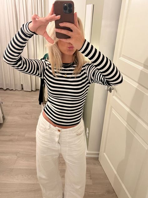 Long Sleeve Striped Top Outfit, Stripy Top Outfit Aesthetic, Striped Shirt Outfit Black And White, Striped Top Outfit Aesthetic, Stripy Top Outfit, Stripe Long Sleeve Outfit, Tshirt Over Long Sleeve Outfit, Black And White Striped Shirt Outfit, Striped Long Sleeve Shirt Outfit