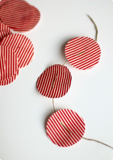 swoon studio: A no-sew circle garland Sew Circle, Craft Therapy, How To Make Garland, Carnival Ideas, Christmas Youth, Circle Garland, Diy Christmas Garland, Heart Paper, Cool Paper Crafts