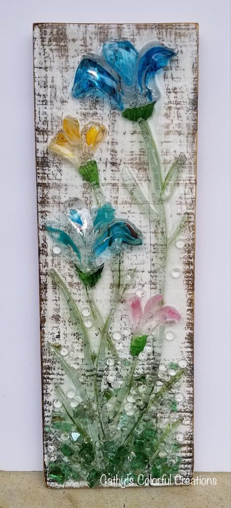 Resin Wreaths, Shard Art Ideas, Button Resin Art, Shard Glass Art Ideas, Glass Shards Art, Shattered Glass Resin Art, Shattered Glass Art, Flower Sea Glass Art, Sea Glass Flower Pictures