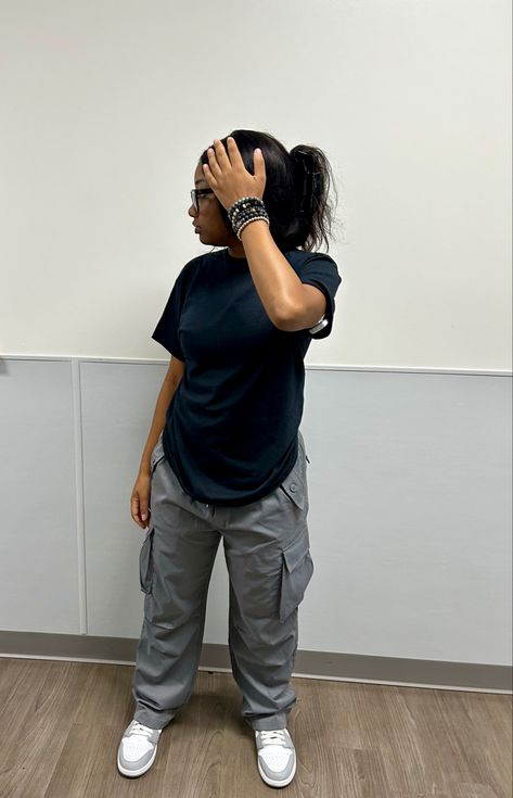 grey cargos black tee outfit inspo Grey Cargo Pants Outfit Black Women, How To Style Grey Cargo Pants, Outfits With Grey Cargo Pants, Grey Cargo Outfit, Grey Cargo Pants Outfit, Black Tee Outfit, Uni Clothes, Cargo Pants Outfit Black, Cargos Black