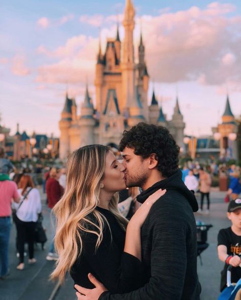 Disneyland Couples Pictures, Disney Poses, Disney Picture Ideas, Disney Engagement, Relationship Pics, Paris Couple, Disney Couple, Disneyland Photos, Disney Photo Ideas