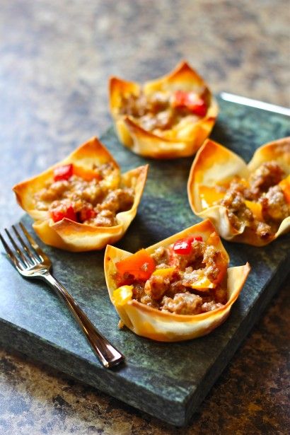 These cups are not only delicious and simple, they make a beautiful appetizer. Wonton Appetizers, Sausage Appetizers, Wonton Cups, Wonton Recipes, Wonton Wrappers, Holiday Appetizers, Finger Food Appetizers, Party Food Appetizers, Yummy Appetizers