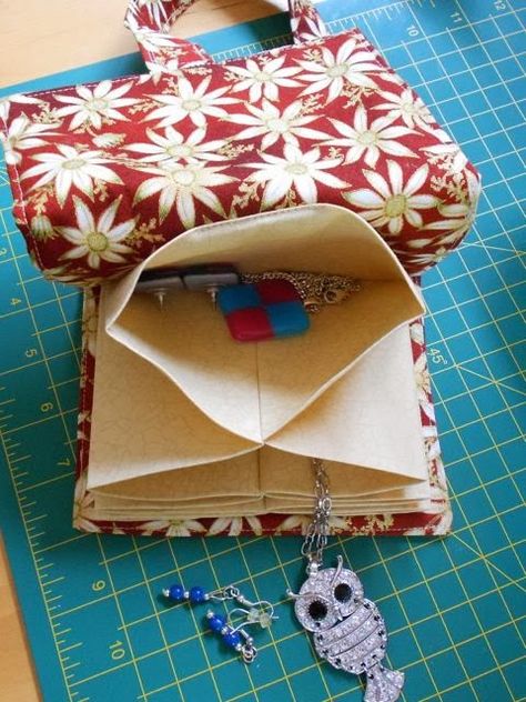 Traveling jewellery pouch. Concertina style. Free pattern and Tutorial. Diy Jewelry Travel Case, Diy Jewelry Bags, Jewerly Bag, Diy Pouch Tutorial, Diy Bags No Sew, Jewelry Travel Bag, Retreat Gifts, Patchwork Sewing, Pouch Diy