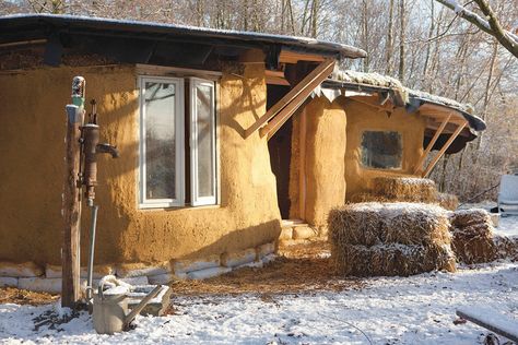 How to Build a Straw Bale House - Modern Farmer Hay Bale House, Straw Bale Building, Straw Bale Construction, Cob Building, Earth Bag Homes, Diy Straw, Straw Bale House, Modern Farmer, Straw Bale