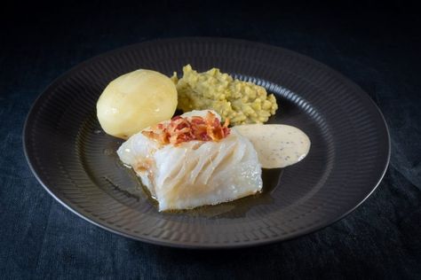 Authentic Norwegian Lutefisk recipe - SY Selkie Lutefisk Recipe, Christmas Dinner Desserts, Traditional Christmas Dinner, Meatballs And Gravy, Norwegian Christmas, Christmas Dinners, Norwegian Food, Honey Sauce, Scandinavian Food