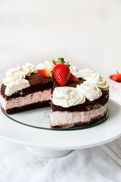 Chocolate Strawberry Mousse Cake Fantasy Dessert, Refrigerator Desserts, European Cakes, Strawberry Mousse Cake, Everyday Cakes, Patisserie Shop, Strawberry Things, Delicious Chocolate Cake, Mousse Cake Recipe