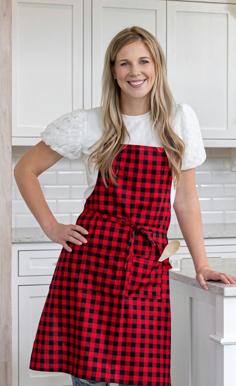 Watch this tutorial for DIY Pretty Easy One-Size One-Yard Aprons. With just one yard of your favorite fabric, you can make a one-size apron for any season and any chef in your friends and family. Full Apron Pattern, Full Apron Pattern Free, Apron With Pockets, Waist Apron Pattern Free, How To Sew An Apron Easy, Free Apron Patterns Easy, Kitchen Apron Sewing Pattern, 1 Yard Apron Pattern Free, Easy Aprons To Sew