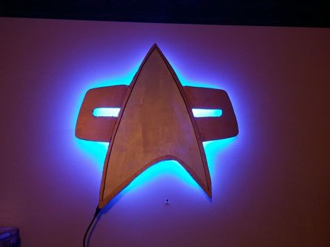 Backlit Star Trek Combadge Wall Decoration, DIY Diy Backlit Wall Art, Star Trek Crafts Diy, Star Trek Nursery, Star Trek Emblem, Wall Decoration Diy, Star Trek Pin, Star Trek Wedding, Geek Diy, Deep Space 9