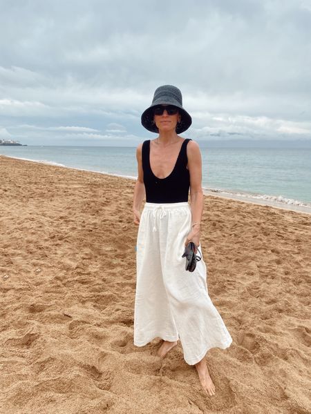 Looks With Hats Summer, Summer Sun Protective Outfits, Black Beach Hat Outfit, Black Bucket Hat Outfit Summer, Sandals Beach Outfit, Minimalist Beach Outfit, Black Bucket Hat Outfit, Bucket Hat Beach Outfit, Beach Hats Outfit