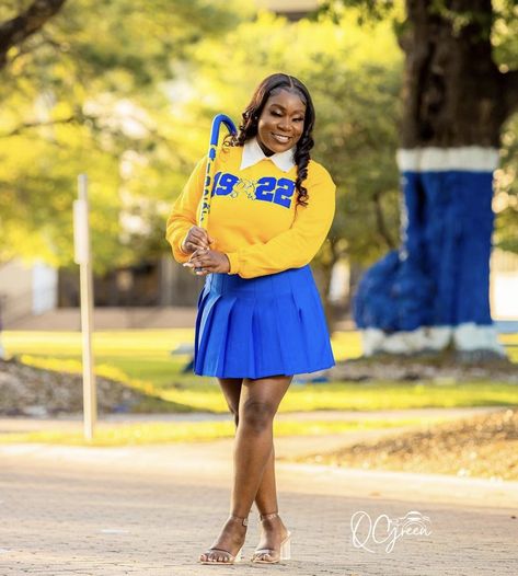 Greek Graduation Pictures, Sigma Gamma Rho Graduation Pictures, Sgrho Graduation Pictures, Sigma Gamma Rho Photoshoot, Sgrho Photoshoot, Sorority Photoshoot, College Grad Photos, High School Graduation Pictures, Sorority Shirt Designs