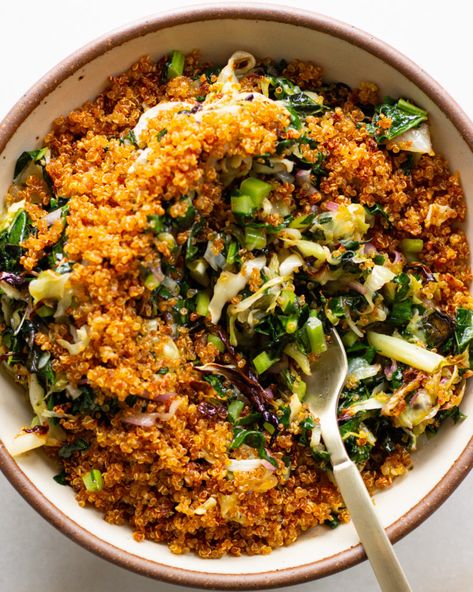 Baked Kale, Crispy Quinoa, Kale Salad Recipes, Warm Salad, Vegetarian Cabbage, Slaw Recipes, Winter Vegetables, Kale Salad, Quinoa Recipes