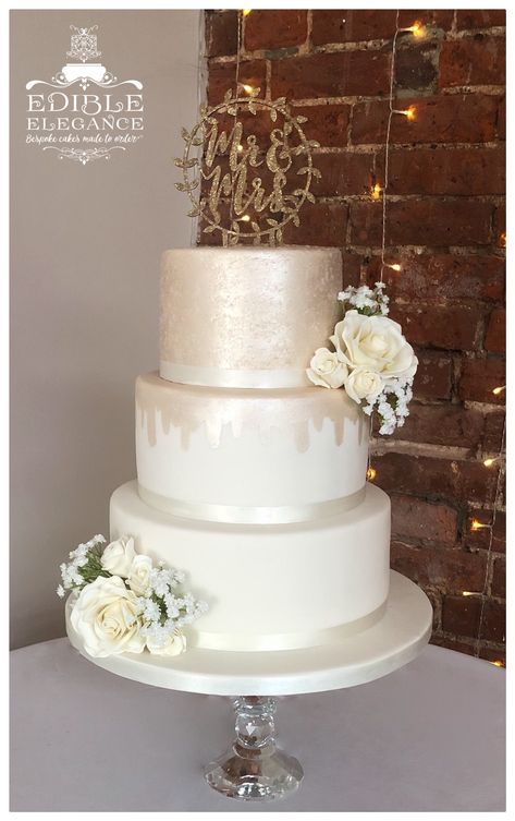 Ivory Cake Wedding, Wedding Cakes White And Gold, Champagne Color Wedding Cake, Champagne And White Wedding Cake, Champagne Wedding Cake Designs, Champagne Gold Wedding Cake, Champagne Theme Wedding Cake, Champagne Wedding Cake, Elegant Wedding Cake With White Roses And Gold Accents