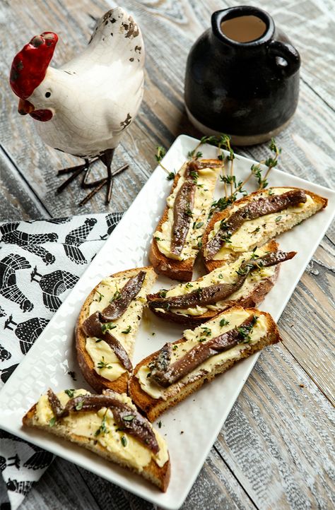 Anchovy Butter Bruschetta | Italian Food Forever Anchovy Toast Recipe, Anchovies Snack, Anchovy Tapas, Anchovy Appetizer, Fish Bruschetta, Anchovy Crostini, Italian Canapes, Anchovy Bread, Anchovy Toast