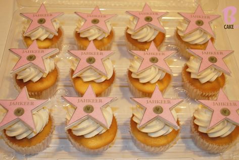 Hollywood Star Cupcakes | Flickr - Photo Sharing! Old Hollywood Glamour Cupcakes, Hollywood Themed Cupcakes, Hollywood Desserts, Hollywood Cupcakes Ideas, Hollywood Cupcakes, Hollywood Party Cake, Hollywood Sweet 16, Hollywood Food, Movie Cupcakes