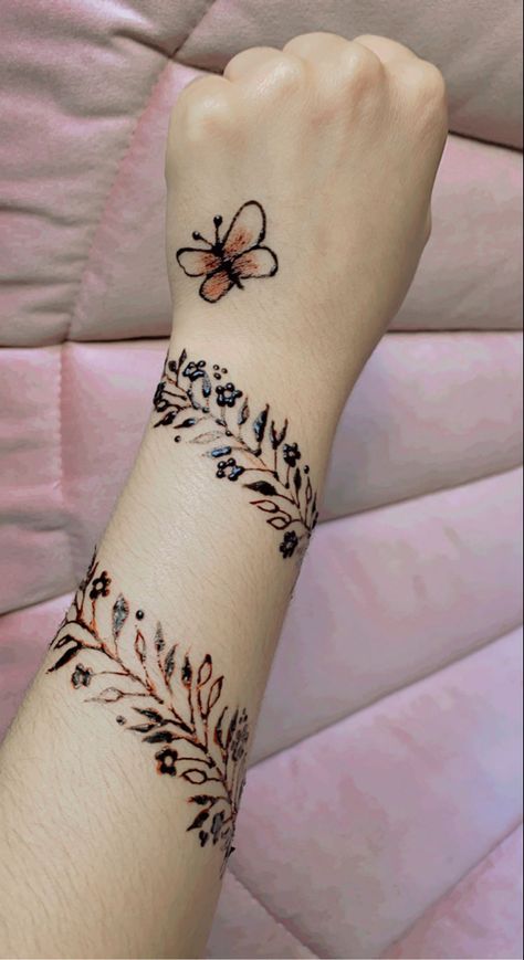 Henna Bracelet Design, Henna Bracelet, Flower Vine Tattoos, Henna Flower, Wrist Henna, Cute Henna, Henna Ideas, Flower Henna, Vine Tattoos