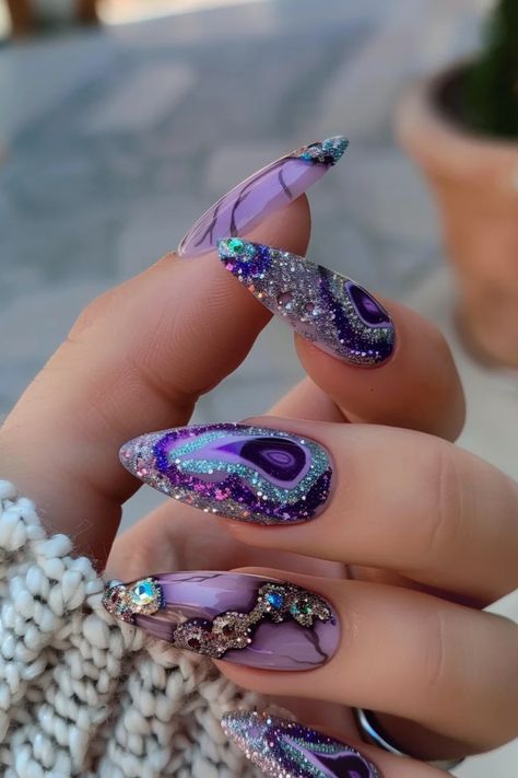 Get ready to elevate your nail game with the mesmerizing beauty of geode nail art! In this post, we’ve curated 26 stunning geode nail designs that will transform your nails into miniature works of art. Gaming Nail Art, Gemstone Nail Art, Game Nails, Purple Nail Ideas, Amazing Nail Art, Fall Nail Trends, Fall Nail Art Designs, Mesmerizing Beauty, Fall Nail Art