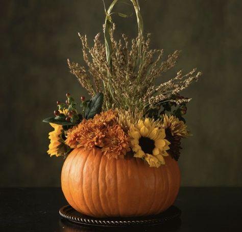 Thanksgiving Flower Arrangements, Diy Thanksgiving Centerpieces, Thanksgiving Floral, Thanksgiving Flowers, Pumpkin Vase, Pumpkin Arrangements, Holiday Hack, Tafel Decor, Table Centerpiece Decorations