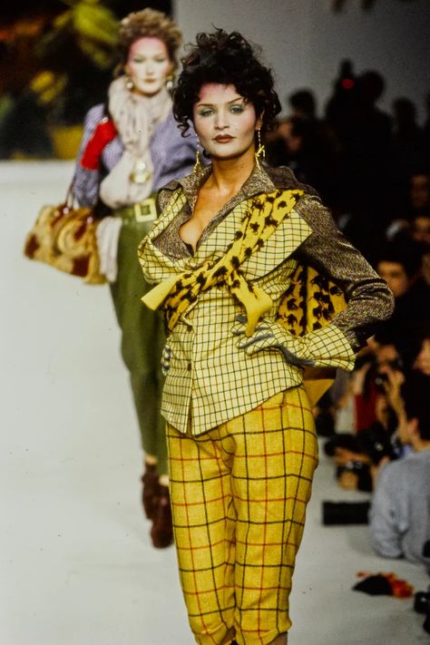 Vivienne Westwood Runway, Runway Fashion Vintage, Vivienne Westwood Fashion, Andreas Kronthaler, English Fashion, 90s Runway Fashion, Runway Fashion Couture, Original Supermodels, Fashion Forever