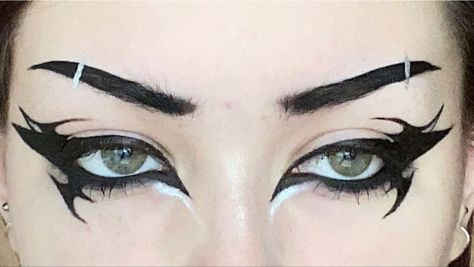 Graphic Liner Deep Set Eyes, Alt Star Makeup, Alternative Eyeliner Looks, Gothic Graphic Eyeliner, Asymmetrical Eyeliner, Heart Graphic Liner, Cybersigilism Makeup, Eyeliner Goth Makeup, Graphic Liner Makeup Black