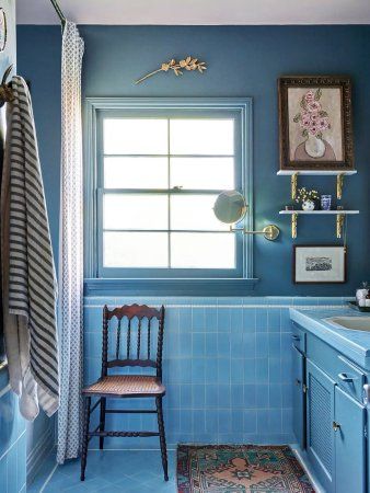 11 Clever Ways to Fill the Empty Space Above Your Bed Retro Blue Bathroom, Colorful Bathroom, Blue Bathroom Tile, Living Room And Kitchen Design, Retro Appliances, Retro Bathrooms, Living Room Design Inspiration, Blue Tile, Wood Framed Mirror