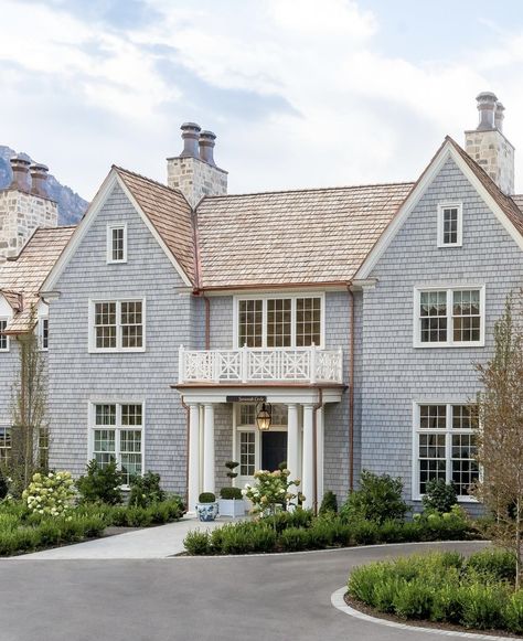 New England Farmhouse Exterior, Modern Coastal Home Exterior, New England Coastal Homes, Coastal Home Exterior, Emily Jackson, Exterior Paint Schemes, New England Farmhouse, Modern Coastal Home, Shingle Style Homes