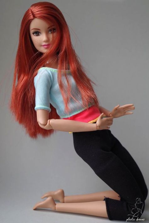 Freckles Inspiration - 2015 - 2016 Barbie Made to Move MTM Doll - Red Hair with Freckles - Pale Blue / Pink Yoga Top NUMBER - Barbie is always on the move, and now she can move in more ways than ever before! With the ultra-flexible Barbie Made to Move dolls, you can be anything. Mattel Made To Move Barbie, Barbies Pics, Light Blue Top, Barbie Hair, Barbie Style, Barbie Toys, Barbie Fashionista, Barbie Diy, Beautiful Barbie Dolls