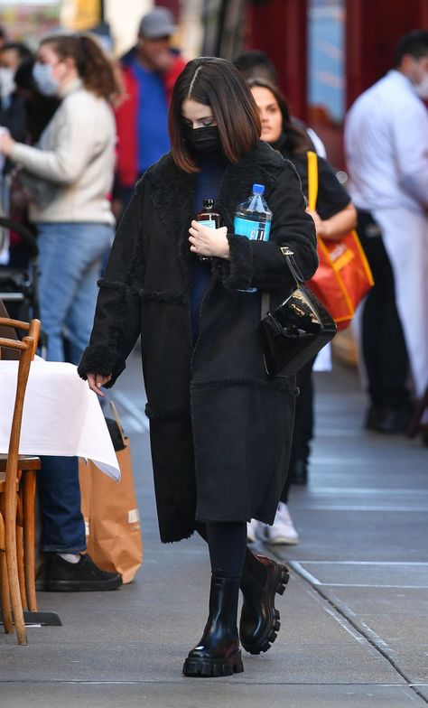 Celebrities In Winter Outfits, Selena Gomez Boots Outfit, Selena Gomez Boots, Selena Gomez Outfits Winter, Prada Chelsea Boots Outfit, Selena Gomez Winter Outfits, Selena Gomez Style Casual, Prada Monolith Boots, Selena Gomez Shoes