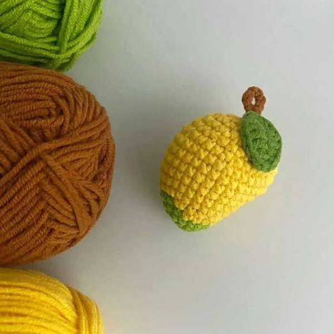 【Materials】 Yarn (color: green, yellow,& … Little Mango Crochet Pattern 查看全文 » Crochet Mango Pattern, Crochet Mango, Crochet Family, Brown Crochet, Crochet Fruit, Crochet Mouse, Crochet Food, Bee Brooch, Crochet Keychain