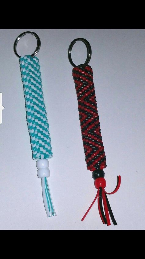 Boondoggle; Scoubidou; Plastic Craft Lace; Key Chains; Rexlace; Diy C15 Plastic String Crafts, Scooby Strings, Lanyard Keychain Diy, Boondoggle Keychain, Lanyards Diy, Plastic Lace Crafts, Lanyard Ideas, Lanyard Crafts, Lace Projects