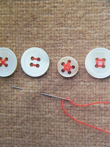 Várias maneiras de pregar botões -- buttons: decorative stitch patterns for sewing on buttons. Creation Couture, Sewing Class, Button Art, Button Crafts, Diy Couture, Sewing Techniques, Needle And Thread, Sewing Inspiration, Quilt Sewing