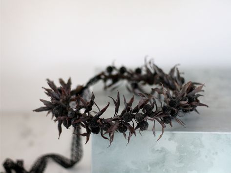 Dark Flower Crown, Lunch Themes, Burgundy Flower Crown, Rip 20s, Black Flower Crown, Crown Dark, Nature Crown, Spring Lunch, Burgundy And Brown