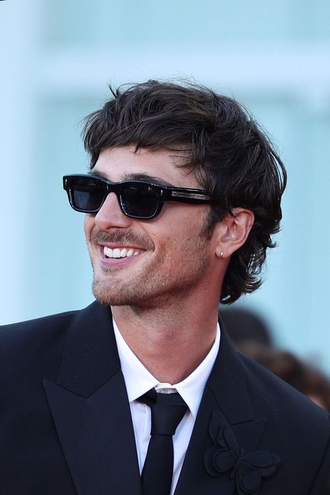 Modern Mullet Haircut, Mullet Haircuts, Mullet Hairstyles, Shaggy Short Hair, Jacob Elordi, Mullet Haircut, Modern Mullet, Wavy Hair Men, Sunglasses Outfit