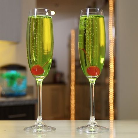 Ladies and gentlemen, here we have the Melon Mimosa, one of the sexiest green cocktails ever. This simple mimosa recipe combines melon liqueur and champagne, and is garnished with a cherry to add some more color to this green melon mixed drink. Green Mimosa, Mimosa Cocktail Recipes, Vodka Slushies, Drink Image, Green Cocktails, Champagne Margaritas, Mimosa Cocktail, Champagne Recipes Cocktails, Brandy Cocktails